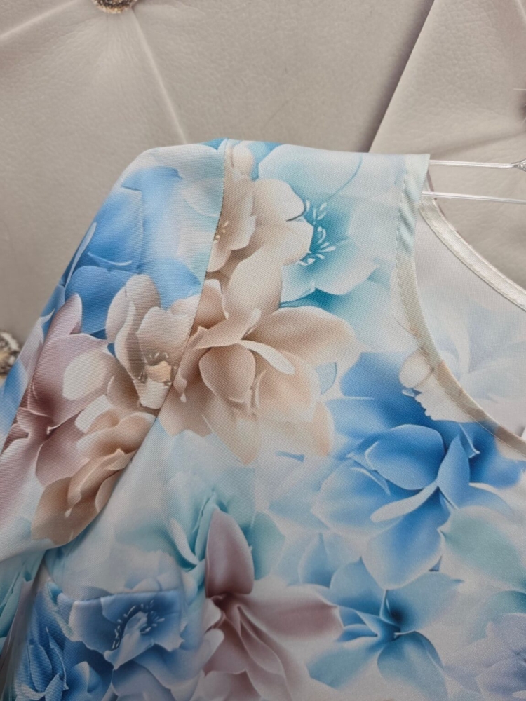 bluzka-kwiatowy-print-madex-pastelowy-blekit-niebieski-bez-pudrowy-roz-kremowy-bluzka-damska-w-kwiaty-gumka-na-dole-gumka-w-rekawach-rekaw-7-8-polska-produkcja-elegancka-bluzka-butik-szykownia-8