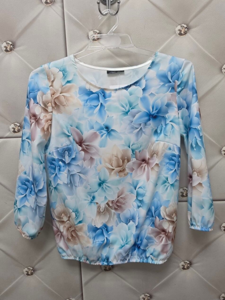 bluzka-kwiatowy-print-madex-pastelowy-blekit-niebieski-bez-pudrowy-roz-kremowy-bluzka-damska-w-kwiaty-gumka-na-dole-gumka-w-rekawach-rekaw-7-8-polska-produkcja-elegancka-bluzka-butik-szykownia-9