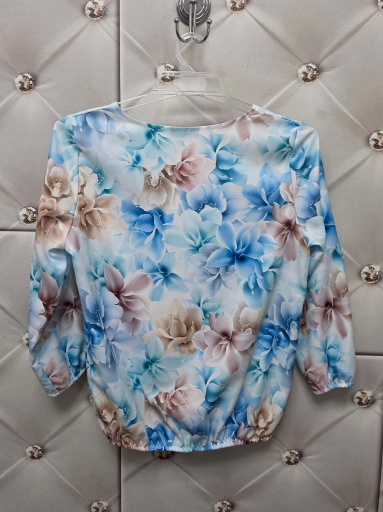 bluzka-kwiatowy-print-madex-pastelowy-blekit-niebieski-bez-pudrowy-roz-kremowy-bluzka-damska-w-kwiaty-gumka-na-dole-gumka-w-rekawach-rekaw-7-8-polska-produkcja-elegancka-bluzka-butik-szykownia-10