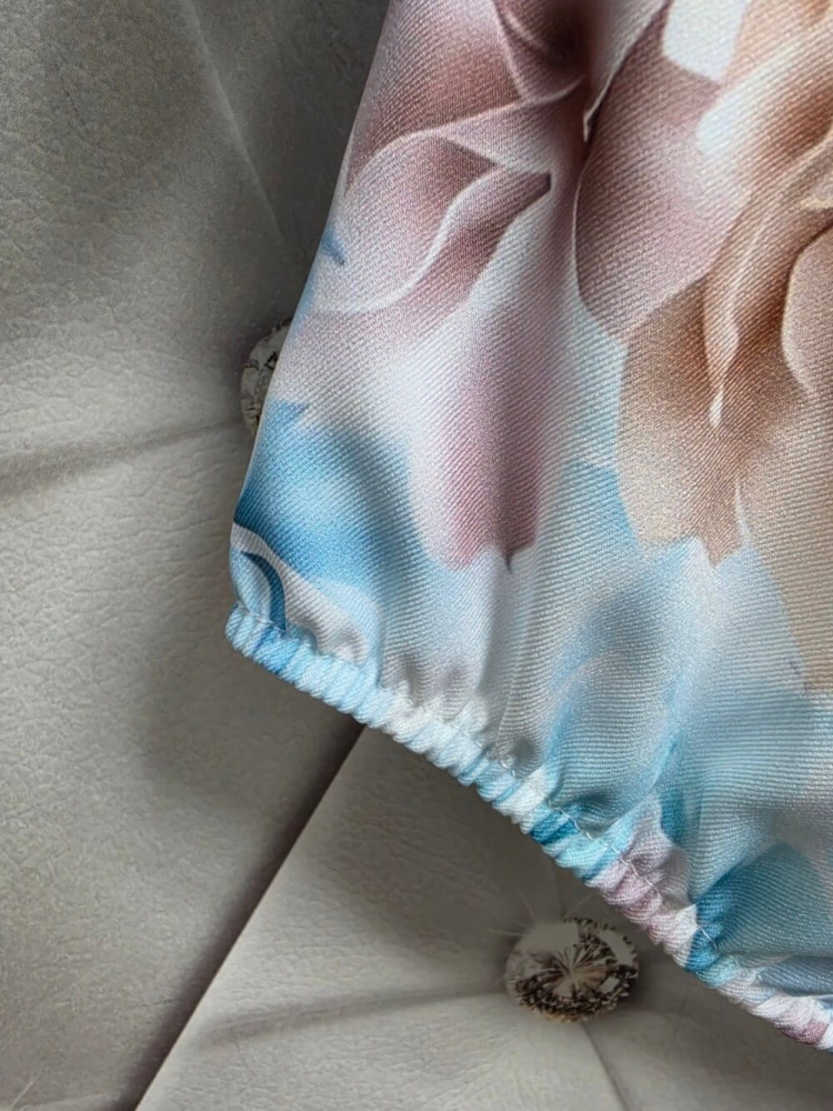 bluzka-kwiatowy-print-madex-pastelowy-blekit-niebieski-bez-pudrowy-roz-kremowy-bluzka-damska-w-kwiaty-gumka-na-dole-gumka-w-rekawach-rekaw-7-8-polska-produkcja-elegancka-bluzka-butik-szykownia-11