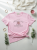 bluzka-tshirt-botanika-lemonada-pudrowy-roz-pastelowy-roz-bawelna-98-elastan-kwiatowy-nadruk-botanique-lete-naturalne-piekno-premium-polskiej-produkcji-modna-bluzka-damska-wiosna-butik-szykownia-2