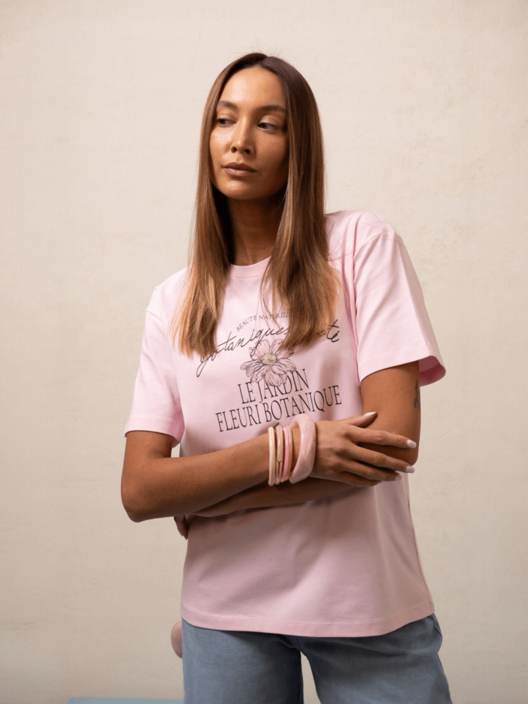 bluzka-tshirt-botanika-lemonada-pudrowy-roz-pastelowy-roz-bawelna-98-elastan-kwiatowy-nadruk-botanique-lete-naturalne-piekno-premium-polskiej-produkcji-modna-bluzka-damska-wiosna-butik-szykownia-3