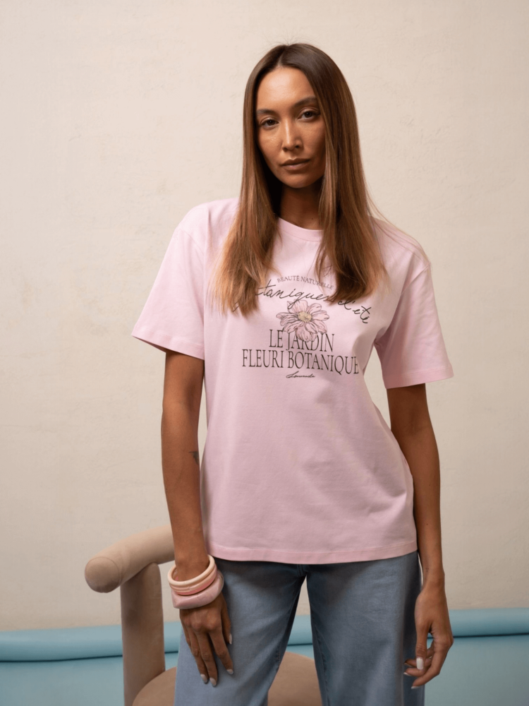 bluzka-tshirt-botanika-lemonada-pudrowy-roz-pastelowy-roz-bawelna-98-elastan-kwiatowy-nadruk-botanique-lete-naturalne-piekno-premium-polskiej-produkcji-modna-bluzka-damska-wiosna-butik-szykownia-4