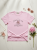 bluzka-tshirt-botanika-lemonada-pudrowy-roz-pastelowy-roz-bawelna-98-elastan-kwiatowy-nadruk-botanique-lete-naturalne-piekno-premium-polskiej-produkcji-modna-bluzka-damska-wiosna-butik-szykownia-5