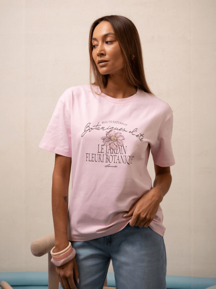 bluzka-tshirt-botanika-lemonada-pudrowy-roz-pastelowy-roz-bawelna-98-elastan-kwiatowy-nadruk-botanique-lete-naturalne-piekno-premium-polskiej-produkcji-modna-bluzka-damska-wiosna-butik-szykownia-6