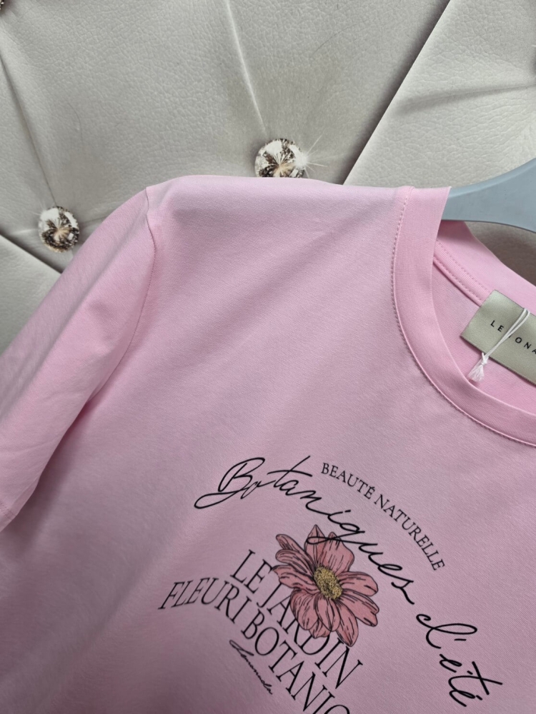 bluzka-tshirt-botanika-lemonada-pudrowy-roz-pastelowy-roz-bawelna-98-elastan-kwiatowy-nadruk-botanique-lete-naturalne-piekno-premium-polskiej-produkcji-modna-bluzka-damska-wiosna-butik-szykownia-8