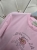bluzka-tshirt-botanika-lemonada-pudrowy-roz-pastelowy-roz-bawelna-98-elastan-kwiatowy-nadruk-botanique-lete-naturalne-piekno-premium-polskiej-produkcji-modna-bluzka-damska-wiosna-butik-szykownia-8