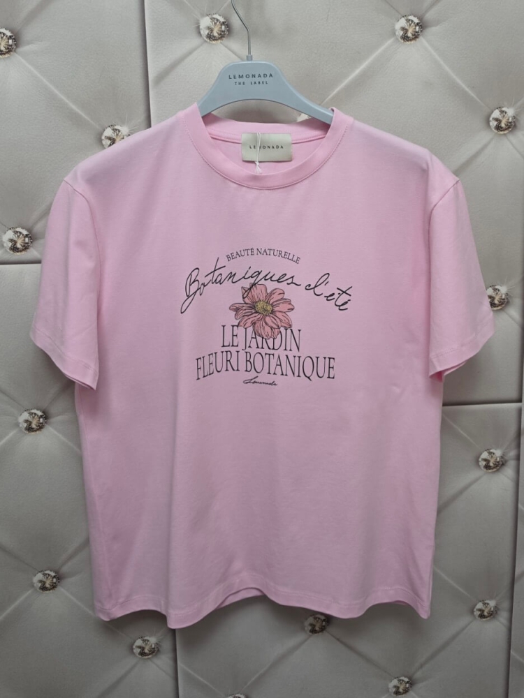 bluzka-tshirt-botanika-lemonada-pudrowy-roz-pastelowy-roz-bawelna-98-elastan-kwiatowy-nadruk-botanique-lete-naturalne-piekno-premium-polskiej-produkcji-modna-bluzka-damska-wiosna-butik-szykownia-9