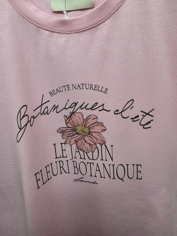 bluzka-tshirt-botanika-lemonada-pudrowy-roz-pastelowy-roz-bawelna-98-elastan-kwiatowy-nadruk-botanique-lete-naturalne-piekno-premium-polskiej-produkcji-modna-bluzka-damska-wiosna-butik-szykownia-10