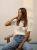 bluzka-tshirt-botanika-lemonada-smietankowa-kremowa-bawelna-98-elastan-kwiatowy-nadruk-botanique-lete-naturalne-piekno-premium-polskiej-produkcji-modna-bluzka-damska-wiosna-butik-szykownia-2