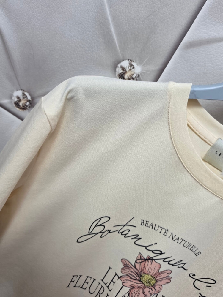 bluzka-tshirt-botanika-lemonada-smietankowa-kremowa-bawelna-98-elastan-kwiatowy-nadruk-botanique-lete-naturalne-piekno-premium-polskiej-produkcji-modna-bluzka-damska-wiosna-butik-szykownia-7