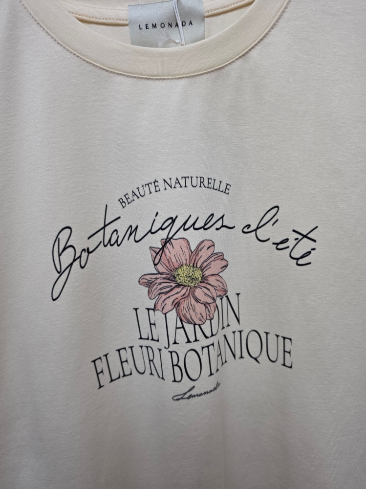 bluzka-tshirt-botanika-lemonada-smietankowa-kremowa-bawelna-98-elastan-kwiatowy-nadruk-botanique-lete-naturalne-piekno-premium-polskiej-produkcji-modna-bluzka-damska-wiosna-butik-szykownia-9