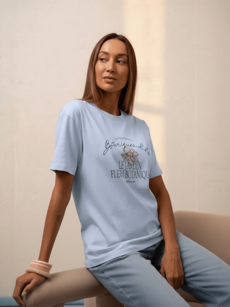 bluzka-tshirt-botanika-lemonada-niebieska-baby-blue-bawelna-98-elastan-kwiatowy-nadruk-botanique-lete-naturalne-piekno-premium-polskiej-produkcji-modna-bluzka-damska-wiosna-butik-szykownia-2