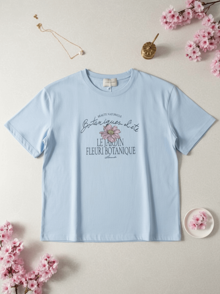 bluzka-tshirt-botanika-lemonada-niebieska-baby-blue-bawelna-98-elastan-kwiatowy-nadruk-botanique-lete-naturalne-piekno-premium-polskiej-produkcji-modna-bluzka-damska-wiosna-butik-szykownia-3