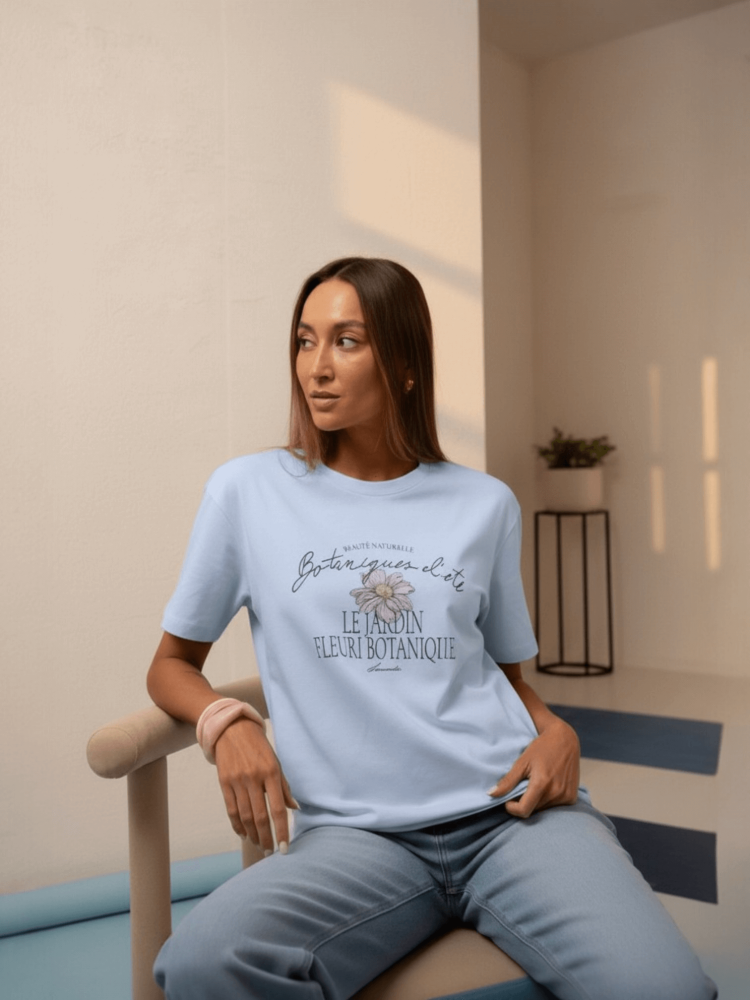 bluzka-tshirt-botanika-lemonada-niebieska-baby-blue-bawelna-98-elastan-kwiatowy-nadruk-botanique-lete-naturalne-piekno-premium-polskiej-produkcji-modna-bluzka-damska-wiosna-butik-szykownia-4