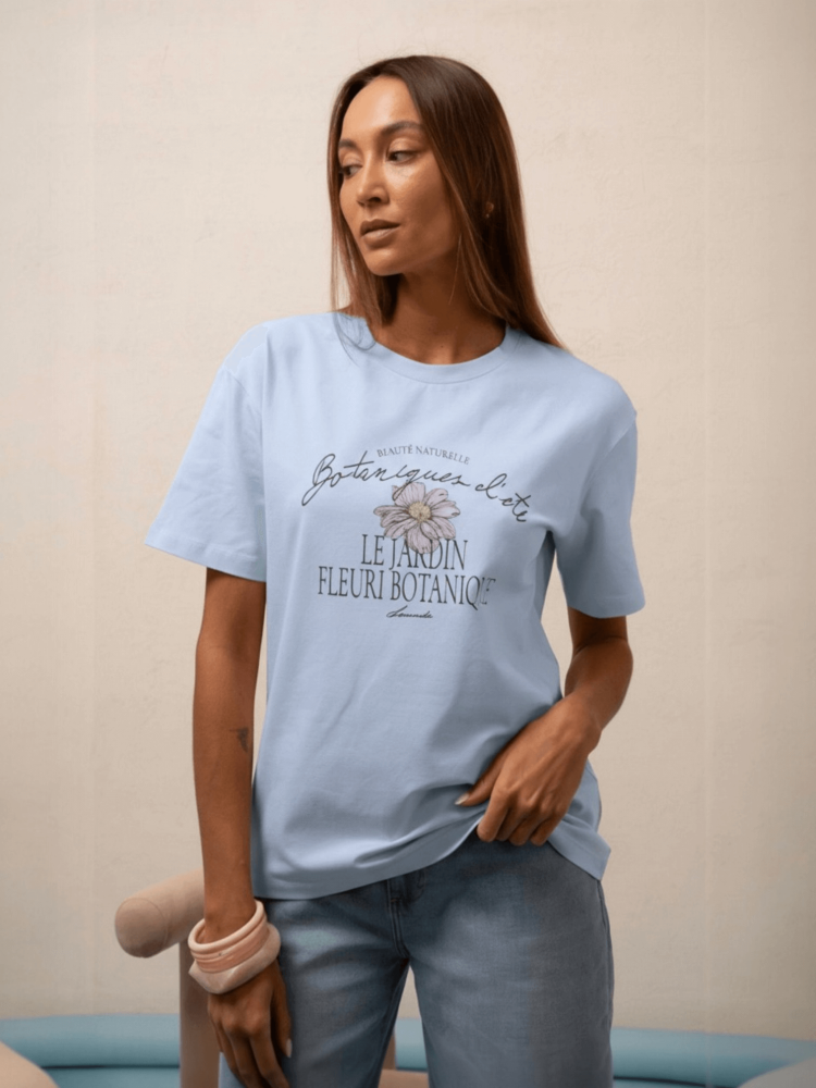 bluzka-tshirt-botanika-lemonada-niebieska-baby-blue-bawelna-98-elastan-kwiatowy-nadruk-botanique-lete-naturalne-piekno-premium-polskiej-produkcji-modna-bluzka-damska-wiosna-butik-szykownia-5