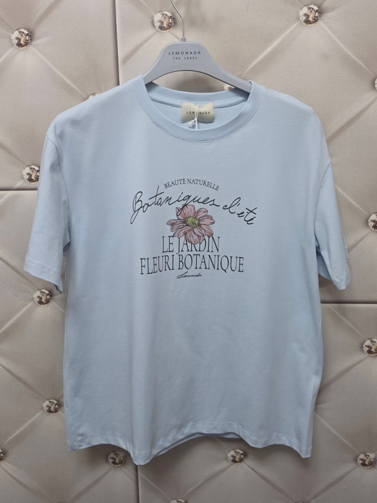 bluzka-tshirt-botanika-lemonada-niebieska-baby-blue-bawelna-98-elastan-kwiatowy-nadruk-botanique-lete-naturalne-piekno-premium-polskiej-produkcji-modna-bluzka-damska-wiosna-butik-szykownia-7