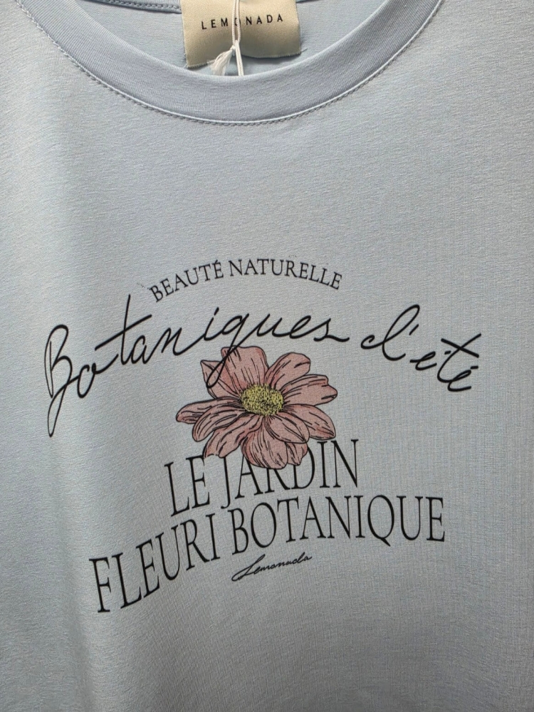 bluzka-tshirt-botanika-lemonada-niebieska-baby-blue-bawelna-98-elastan-kwiatowy-nadruk-botanique-lete-naturalne-piekno-premium-polskiej-produkcji-modna-bluzka-damska-wiosna-butik-szykownia-8