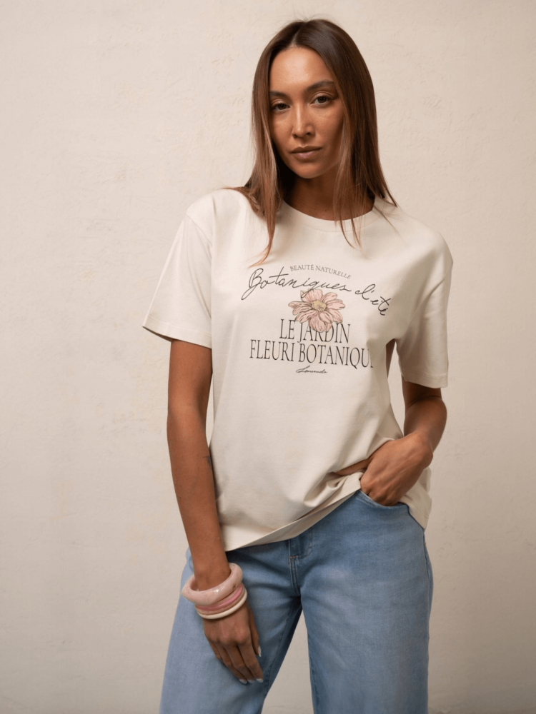 bluzka-tshirt-botanika-lemonada-jasny-beż-bawelna-98-elastan-kwiatowy-nadruk-botanique-lete-naturalne-piekno-premium-polskiej-produkcji-modna-bluzka-damska-wiosna-butik-szykownia-2