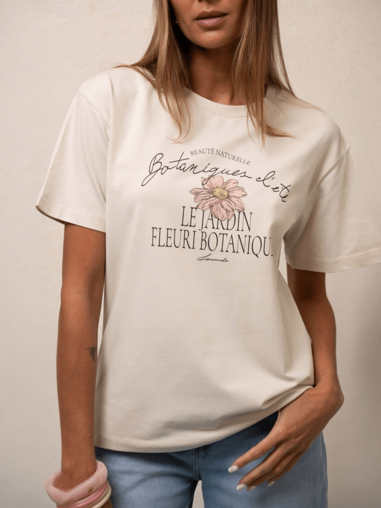 bluzka-tshirt-botanika-lemonada-jasny-beż-bawelna-98-elastan-kwiatowy-nadruk-botanique-lete-naturalne-piekno-premium-polskiej-produkcji-modna-bluzka-damska-wiosna-butik-szykownia-4