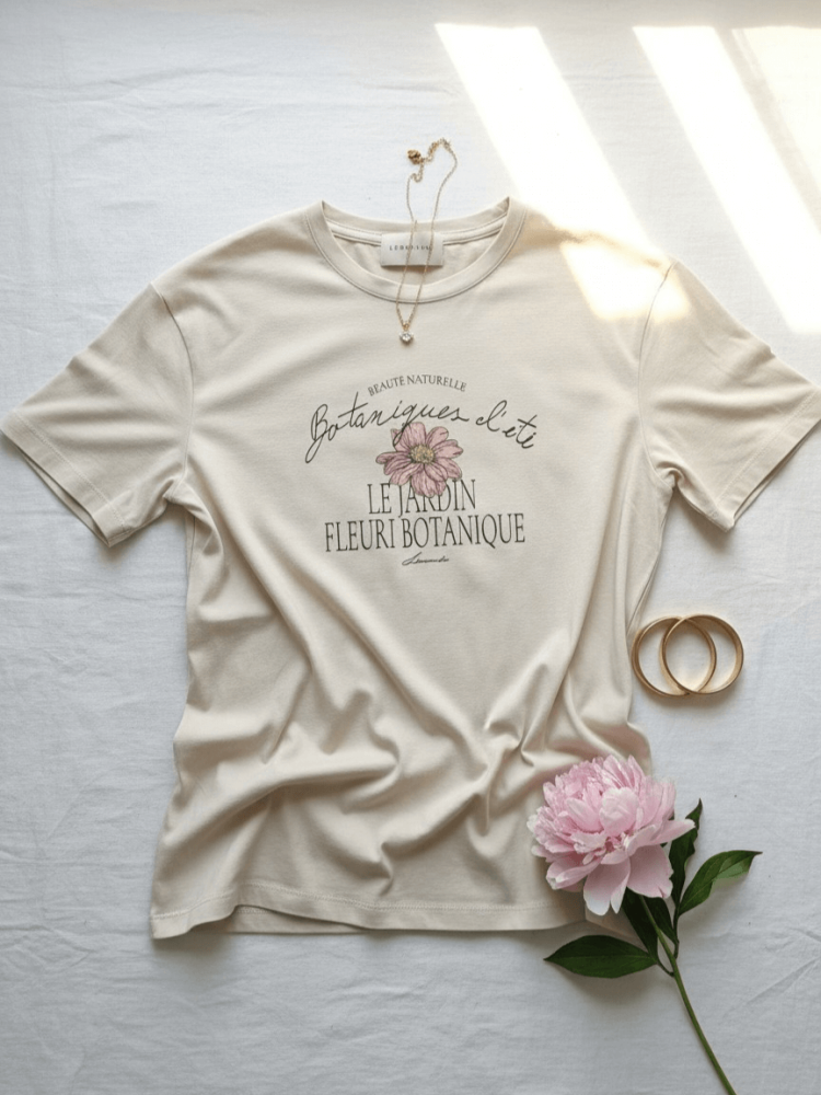 bluzka-tshirt-botanika-lemonada-jasny-beż-bawelna-98-elastan-kwiatowy-nadruk-botanique-lete-naturalne-piekno-premium-polskiej-produkcji-modna-bluzka-damska-wiosna-butik-szykownia-5