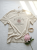 bluzka-tshirt-botanika-lemonada-jasny-beż-bawelna-98-elastan-kwiatowy-nadruk-botanique-lete-naturalne-piekno-premium-polskiej-produkcji-modna-bluzka-damska-wiosna-butik-szykownia-5