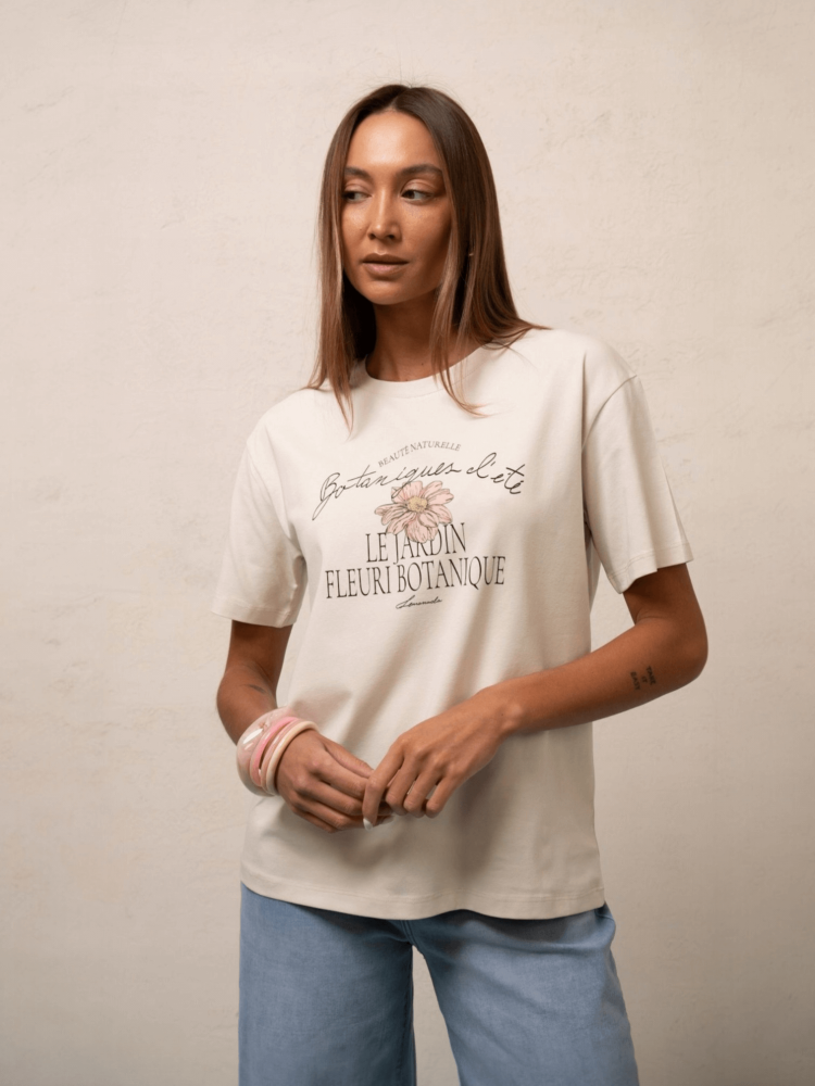 bluzka-tshirt-botanika-lemonada-jasny-beż-bawelna-98-elastan-kwiatowy-nadruk-botanique-lete-naturalne-piekno-premium-polskiej-produkcji-modna-bluzka-damska-wiosna-butik-szykownia-6