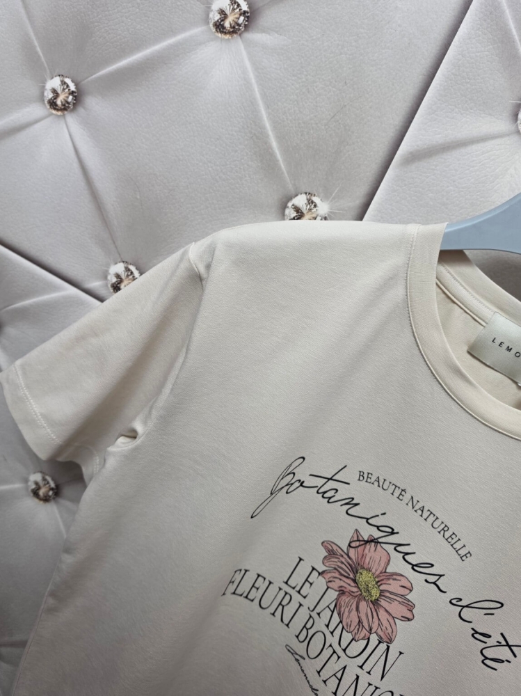 bluzka-tshirt-botanika-lemonada-jasny-beż-bawelna-98-elastan-kwiatowy-nadruk-botanique-lete-naturalne-piekno-premium-polskiej-produkcji-modna-bluzka-damska-wiosna-butik-szykownia-7