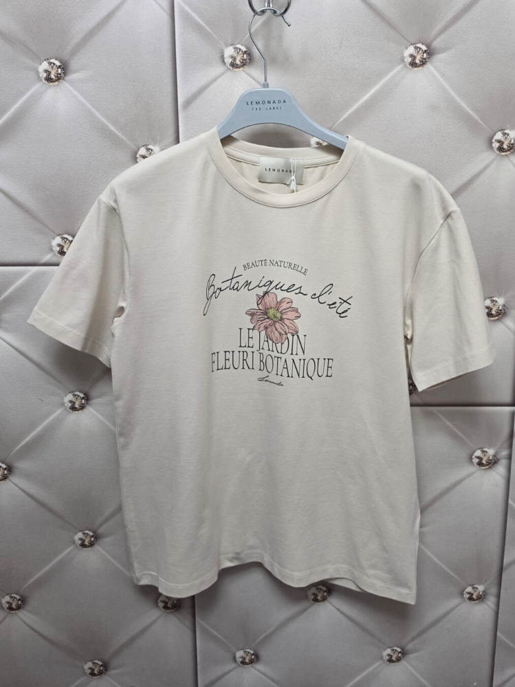 bluzka-tshirt-botanika-lemonada-jasny-beż-bawelna-98-elastan-kwiatowy-nadruk-botanique-lete-naturalne-piekno-premium-polskiej-produkcji-modna-bluzka-damska-wiosna-butik-szykownia-8
