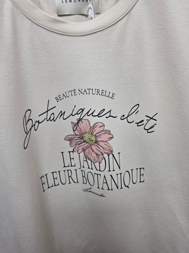 bluzka-tshirt-botanika-lemonada-jasny-beż-bawelna-98-elastan-kwiatowy-nadruk-botanique-lete-naturalne-piekno-premium-polskiej-produkcji-modna-bluzka-damska-wiosna-butik-szykownia-9