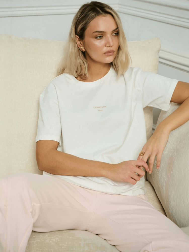 tshirt-lemonada-bialy-klasyczny-bawelna-elastan-male-logo-lemonada-atelier-minimalistyczny-tshirt-damski-basic-premium-polska-marka-butik-szykownia-4