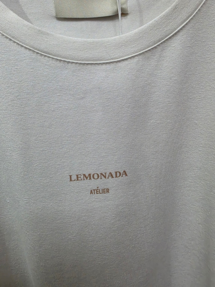 tshirt-lemonada-bialy-klasyczny-bawelna-elastan-male-logo-lemonada-atelier-minimalistyczny-tshirt-damski-basic-premium-polska-marka-butik-szykownia-10