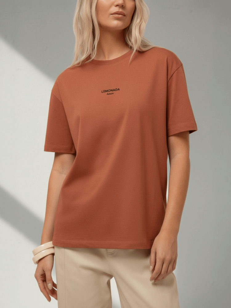 tshirt-lemonada-ceglany-rudy-terakota-klasyczny-bawelna-elastan-male-logo-lemonada-atelier-minimalistyczny-tshirt-damski-basic-premium-polska-marka-butik-szykownia-1