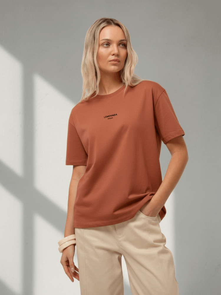 tshirt-lemonada-ceglany-rudy-terakota-klasyczny-bawelna-elastan-male-logo-lemonada-atelier-minimalistyczny-tshirt-damski-basic-premium-polska-marka-butik-szykownia-4