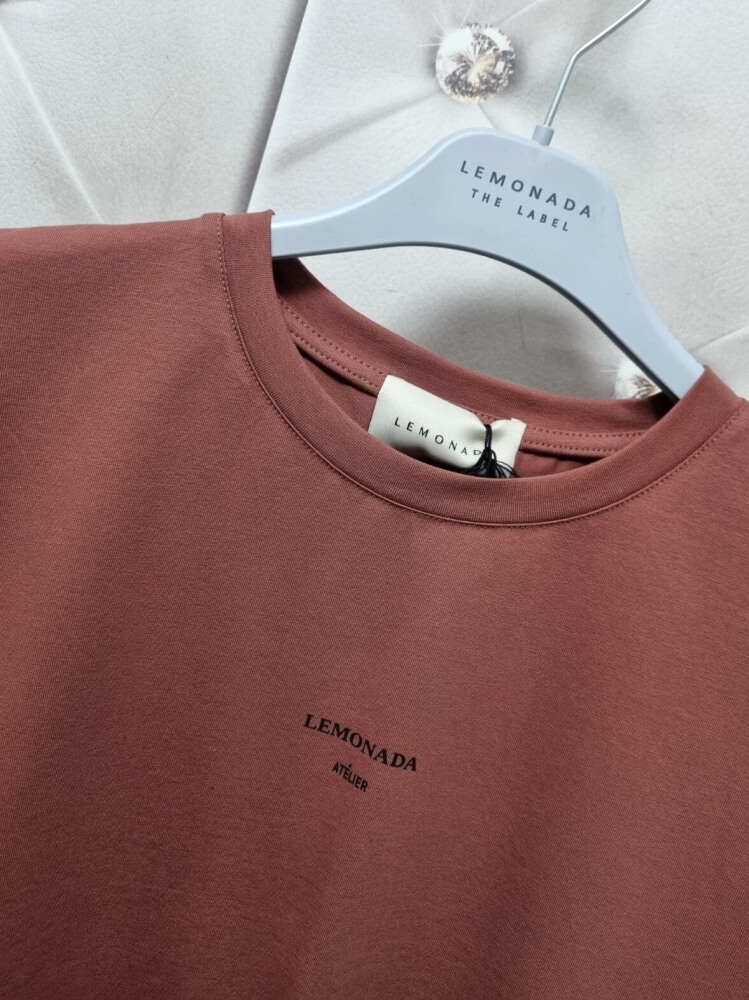 tshirt-lemonada-ceglany-rudy-terakota-klasyczny-bawelna-elastan-male-logo-lemonada-atelier-minimalistyczny-tshirt-damski-basic-premium-polska-marka-butik-szykownia-6
