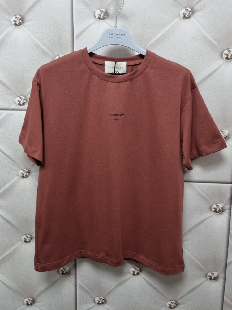 tshirt-lemonada-ceglany-rudy-terakota-klasyczny-bawelna-elastan-male-logo-lemonada-atelier-minimalistyczny-tshirt-damski-basic-premium-polska-marka-butik-szykownia-7