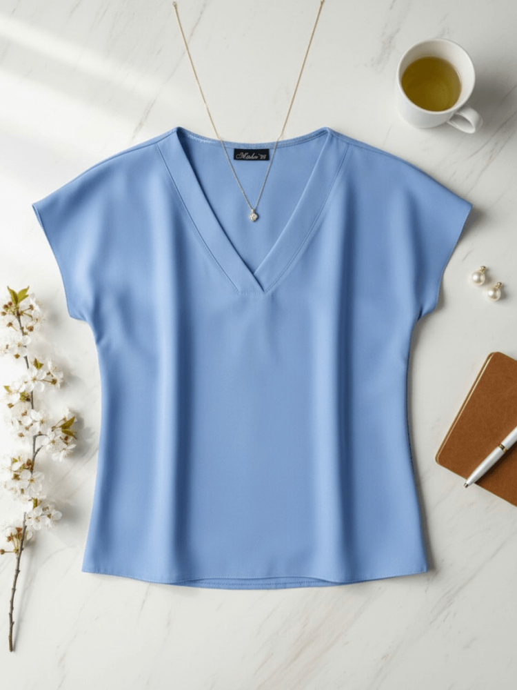 bluzka-bianca-damska-baby-blue-niebieska-madex-modo-polska-produkcja-dekolt-v-krotki-rekaw-wiskoza-elegancka-codzienna-pod-marynarke-lekka-przewiewna-plus-small-size-butik-szykownia-3