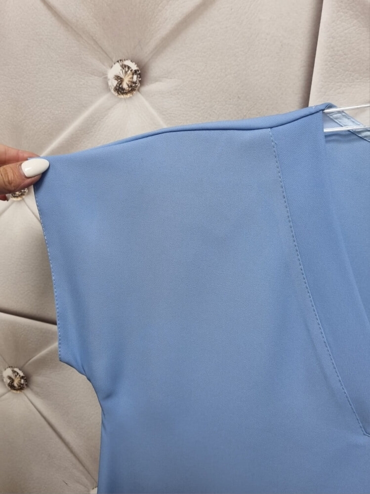 bluzka-bianca-damska-baby-blue-niebieska-madex-modo-polska-produkcja-dekolt-v-krotki-rekaw-wiskoza-elegancka-codzienna-pod-marynarke-lekka-przewiewna-plus-small-size-butik-szykownia-8