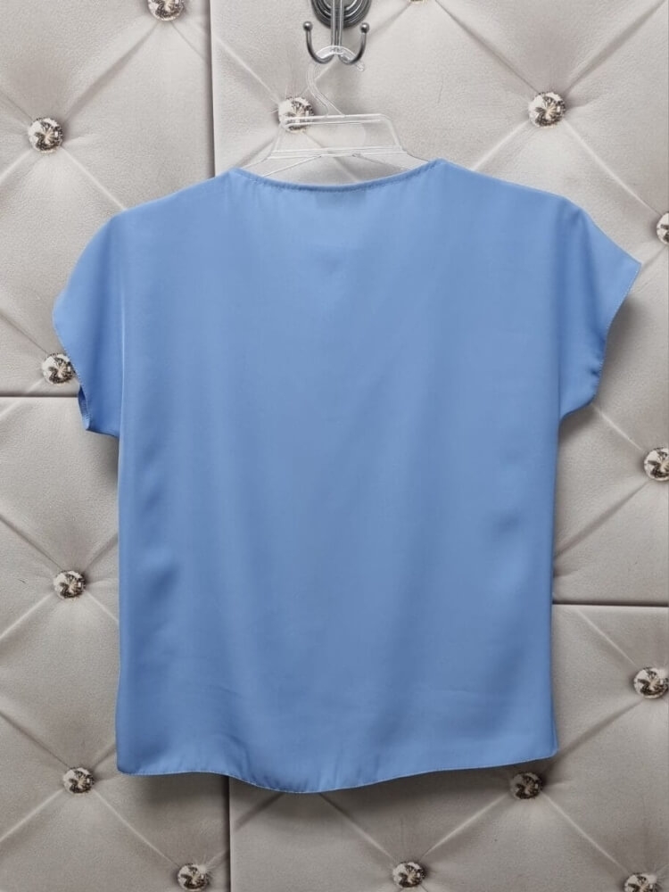 bluzka-bianca-damska-baby-blue-niebieska-madex-modo-polska-produkcja-dekolt-v-krotki-rekaw-wiskoza-elegancka-codzienna-pod-marynarke-lekka-przewiewna-plus-small-size-butik-szykownia-10