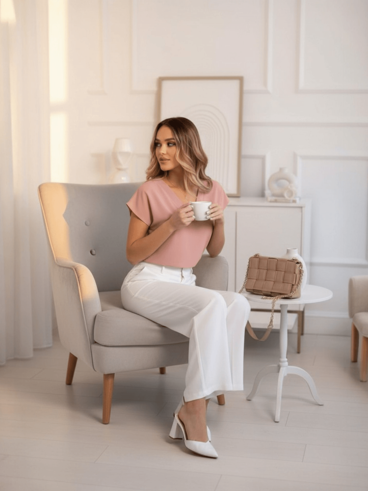 bluzka-bianca-damska-pastelowy-roz-pudrowy-madex-modo-polska-produkcja-dekolt-v-krotki-rekaw-wiskoza-elegancka-codzienna-pod-marynarke-lekka-przewiewna-plus-small-size-butik-szykownia-2