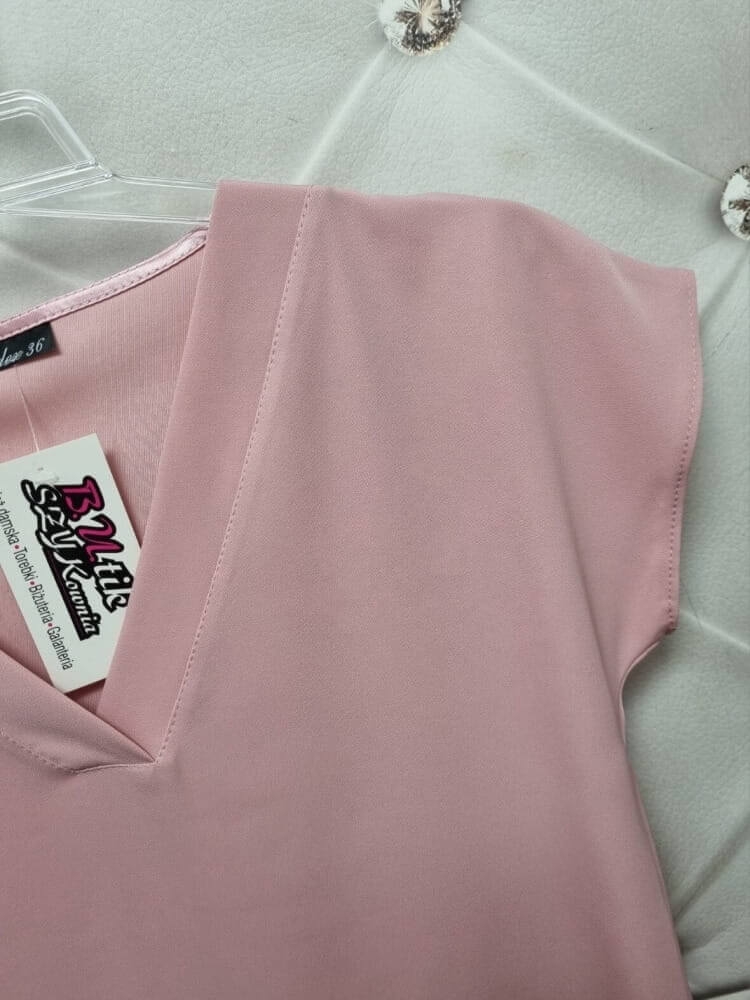 bluzka-bianca-damska-pastelowy-roz-pudrowy-madex-modo-polska-produkcja-dekolt-v-krotki-rekaw-wiskoza-elegancka-codzienna-pod-marynarke-lekka-przewiewna-plus-small-size-butik-szykownia-8