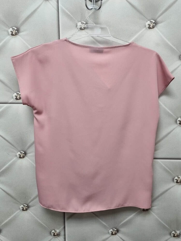 bluzka-bianca-damska-pastelowy-roz-pudrowy-madex-modo-polska-produkcja-dekolt-v-krotki-rekaw-wiskoza-elegancka-codzienna-pod-marynarke-lekka-przewiewna-plus-small-size-butik-szykownia-10
