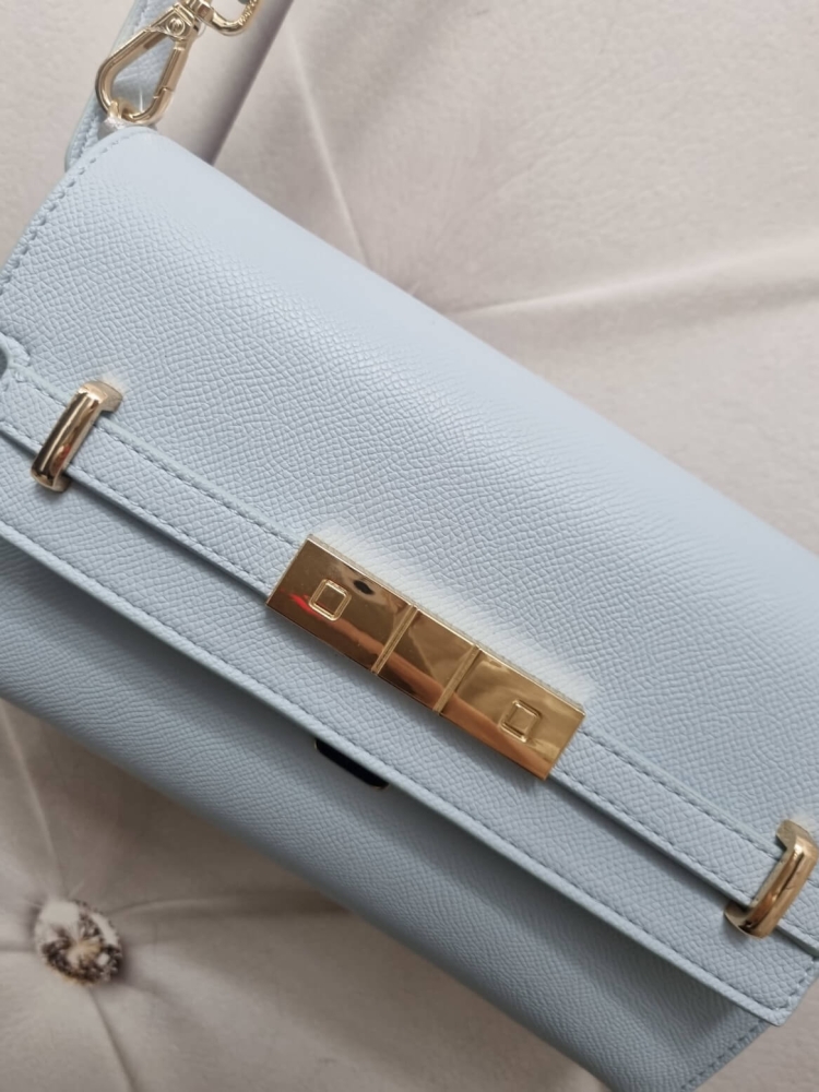 torebka-damska-david-jones-cm7541-pastelowy-niebieski-baby-blue-mala-na-ramie-elegancka-klamra-pasek-skoropodobna-modna-torebka-damska-codzienna-elegancka-butik-szykownia-7
