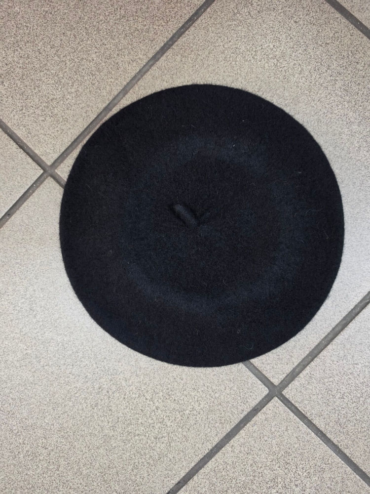 beret-francuski-damski-czarny-klasyczny-beret-paryski-z-antenka-elegancki-dodatek-damski-uniwersalny-30-welna-70-akryl-butik-szykownia-7