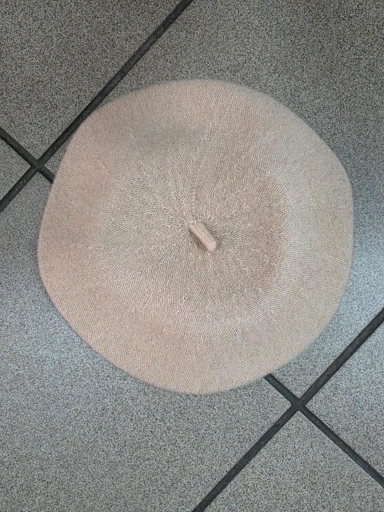 beret-francuski-damski-bezowy-klasyczny-beret-paryski-z-antenka-elegancki-dodatek-damski-uniwersalny-30-welna-70-akryl-butik-szykownia-6