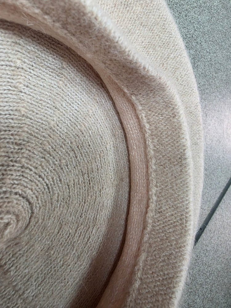 beret-francuski-damski-bezowy-klasyczny-beret-paryski-z-antenka-elegancki-dodatek-damski-uniwersalny-30-welna-70-akryl-butik-szykownia-7