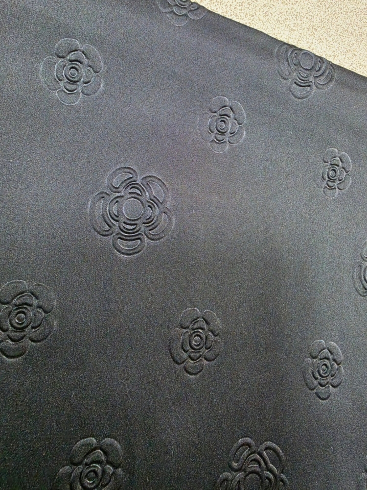 gawroszka-czarna-tloczone-kwiaty-apaszka-70x70-sliska-jak-jedwab-wiskoza-silk-elegancka-damska-do-szyi-wlosow-torebki-modny-dodatek-butik-szykownia-7