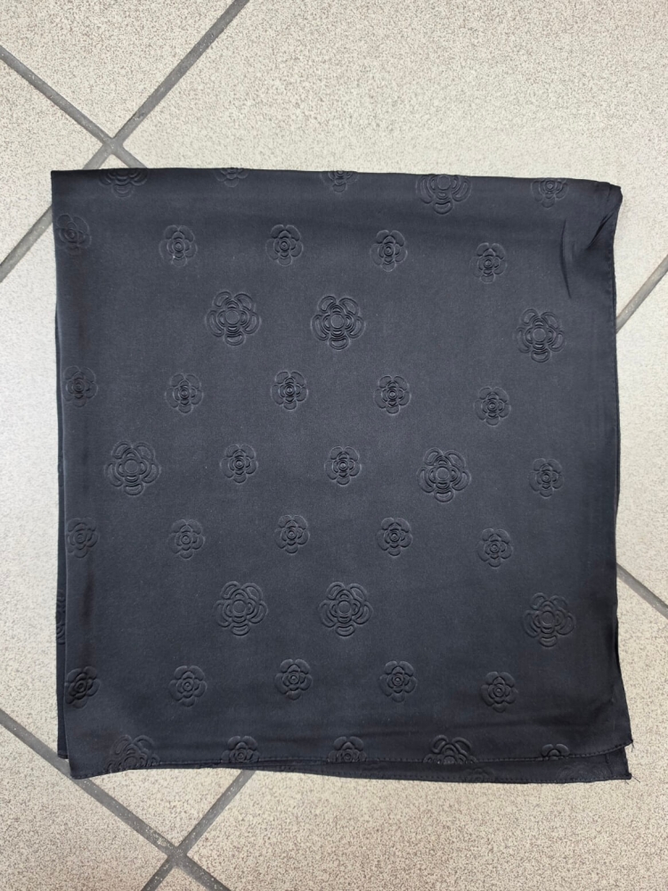 gawroszka-czarna-tloczone-kwiaty-apaszka-70x70-sliska-jak-jedwab-wiskoza-silk-elegancka-damska-do-szyi-wlosow-torebki-modny-dodatek-butik-szykownia-8
