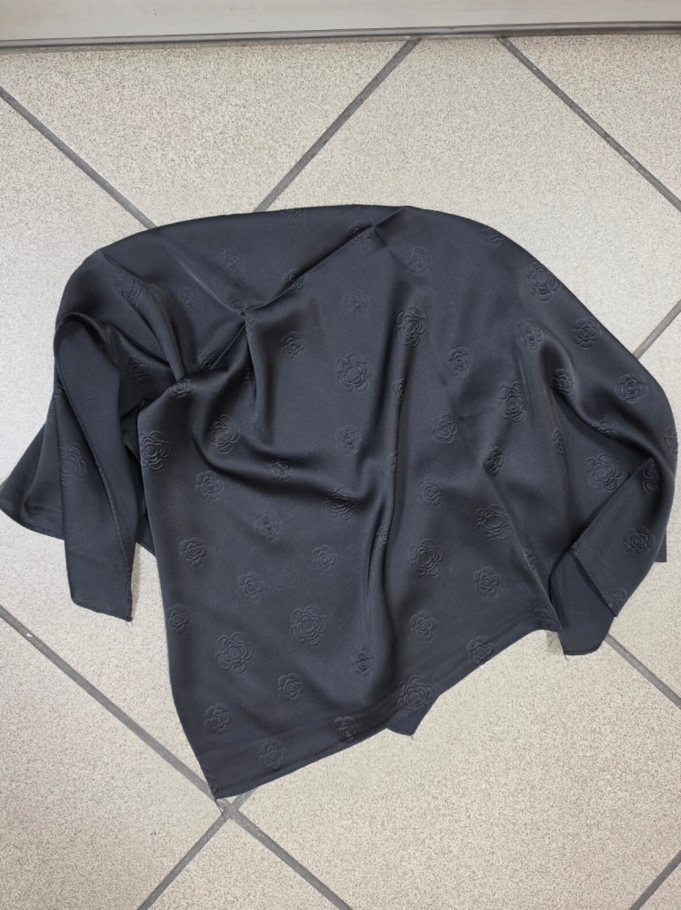 gawroszka-czarna-tloczone-kwiaty-apaszka-70x70-sliska-jak-jedwab-wiskoza-silk-elegancka-damska-do-szyi-wlosow-torebki-modny-dodatek-butik-szykownia-9