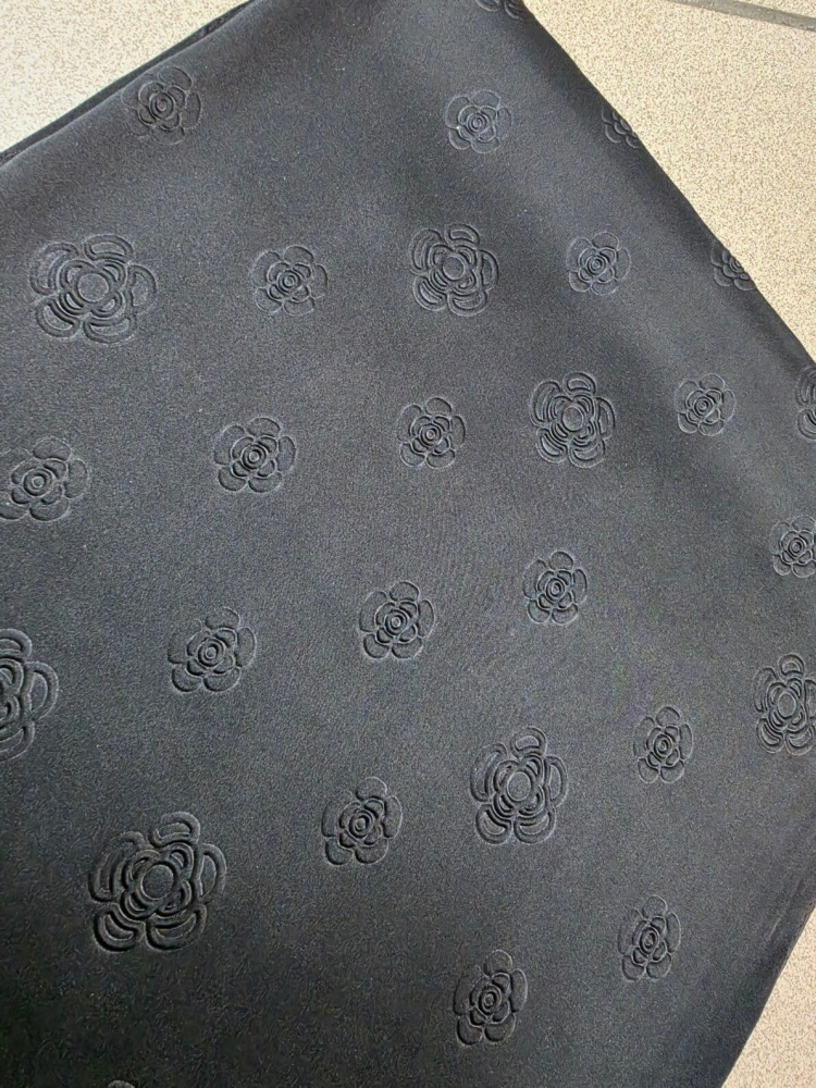 gawroszka-czarna-tloczone-kwiaty-apaszka-70x70-sliska-jak-jedwab-wiskoza-silk-elegancka-damska-do-szyi-wlosow-torebki-modny-dodatek-butik-szykownia-10